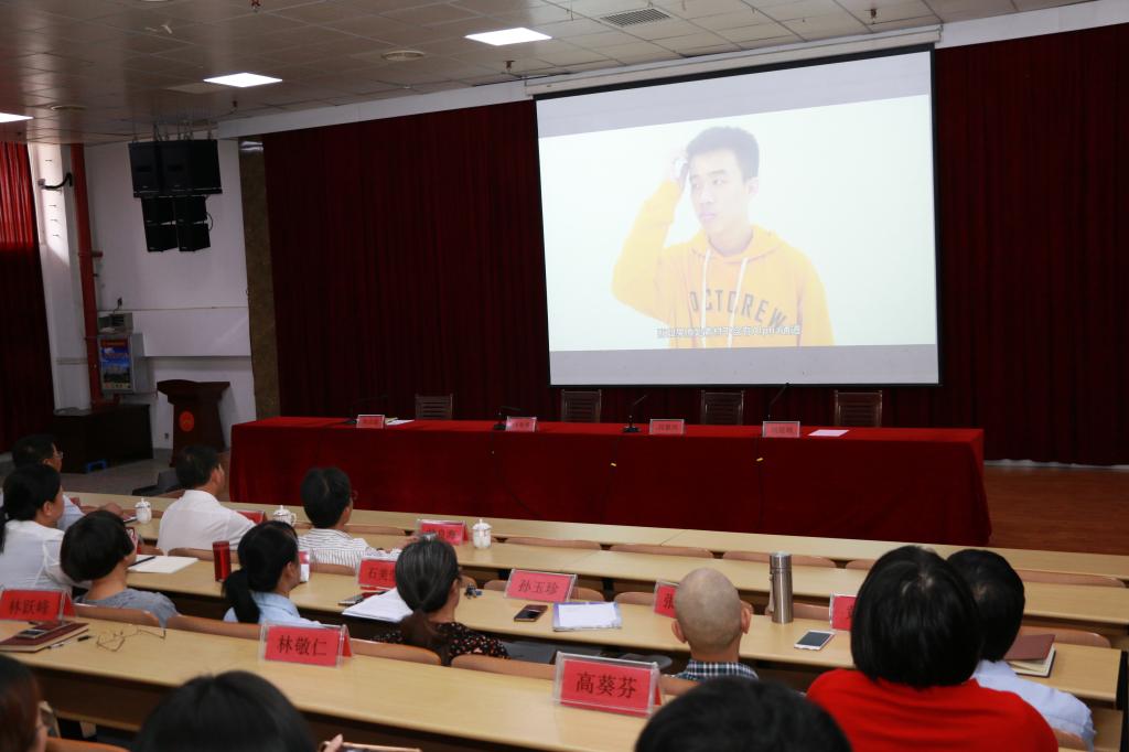 全院教职工一起观摩部分优秀微课作品展播