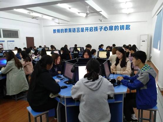 学生在教师口语训练室上课.jpg