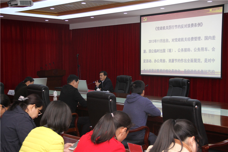漳州市纪委监察党风政风监督室主任林炳仁为学员们上《贯彻落实中央八项规定精神实务解读》专题辅导课