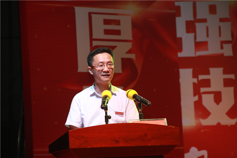 学院党委副书记朱镇生主持典礼