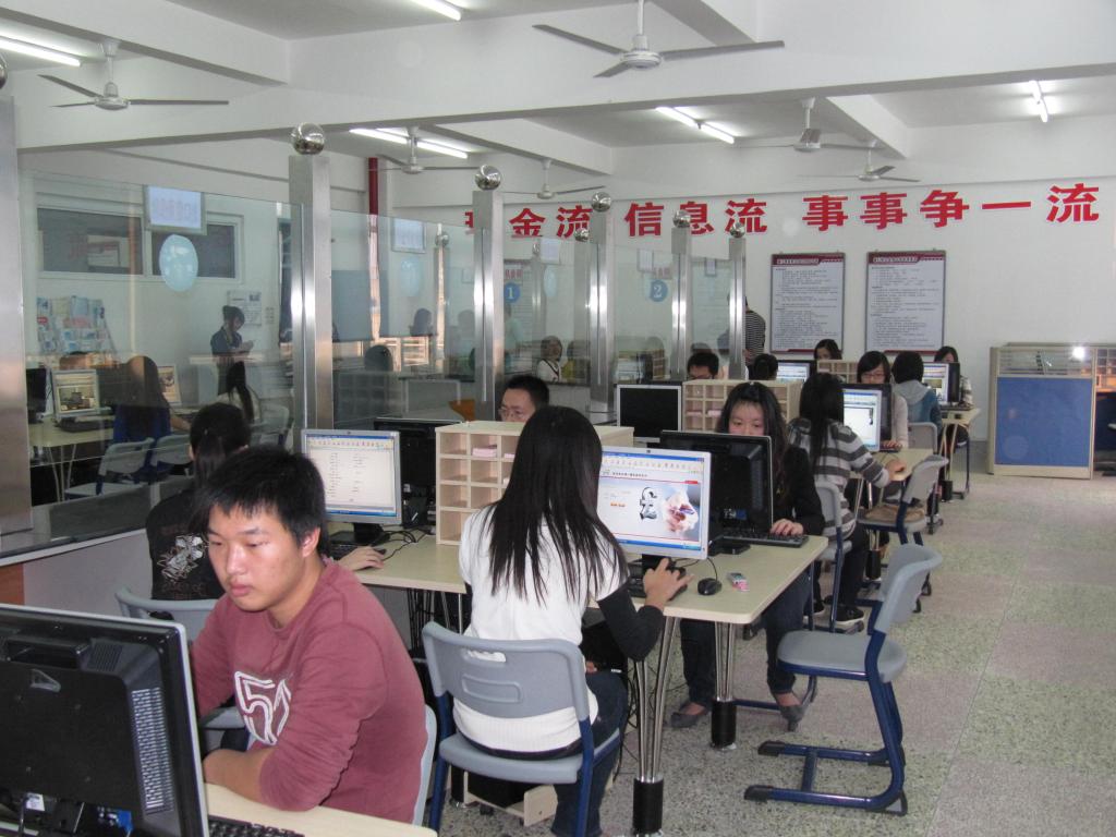 紧张的柜台实习工作