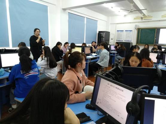 学生在教师口语训练室上课201902.jpg