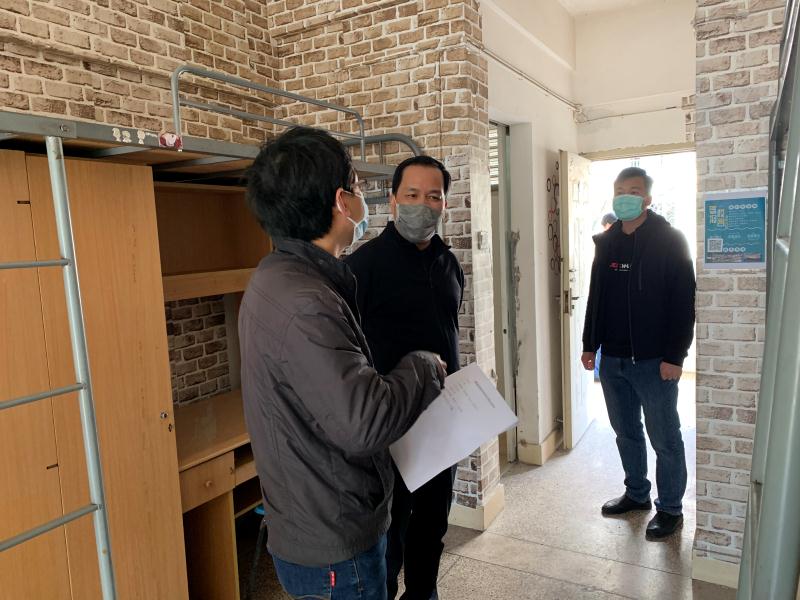 学院纪委李德胜书记到观察隔离室检查布置情况。