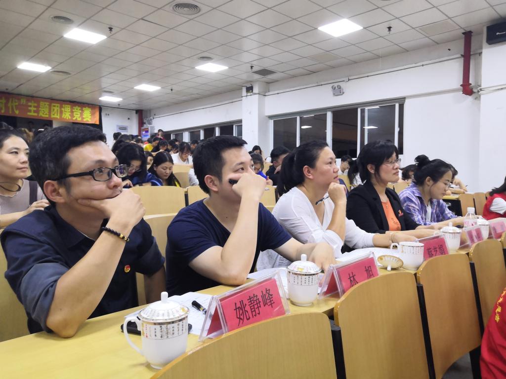 评委老师认真观看选手授课表现
