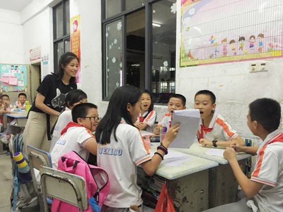 心理健康教育学生在给四年级学生上心理团体辅导课,课堂氛围活跃,学生积极热情。.jpg