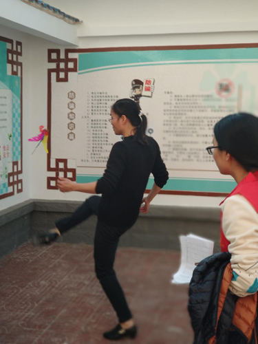 踢毽子