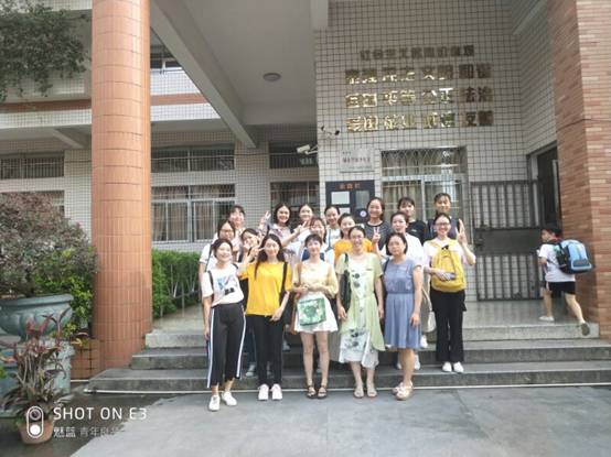 英教专业老师与跟岗实习学生在小学合影.jpg
