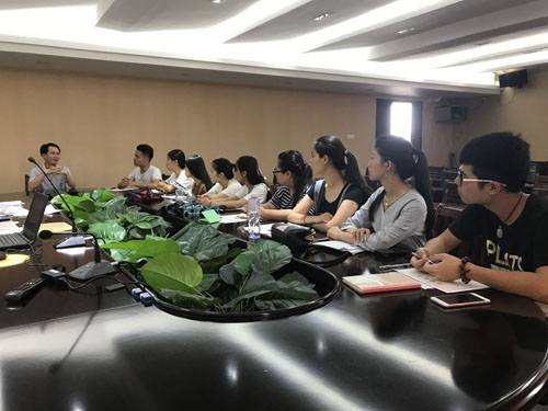 学工处处长郑文平做宣传动员