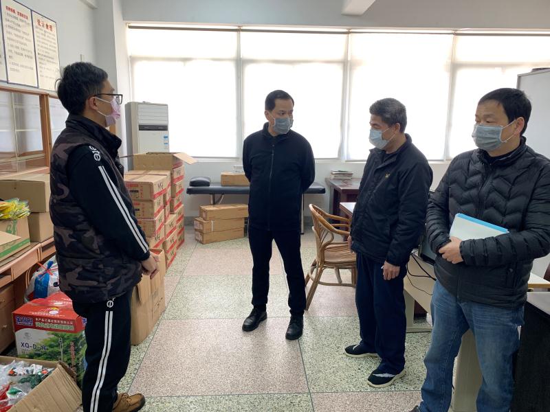 学院纪委李德胜书记到医务室检查后勤管理处疫情防控物资采购情况。