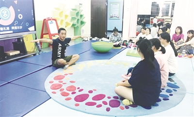今年会官方网站学前教育专业学生进行婴幼儿动作模拟训练